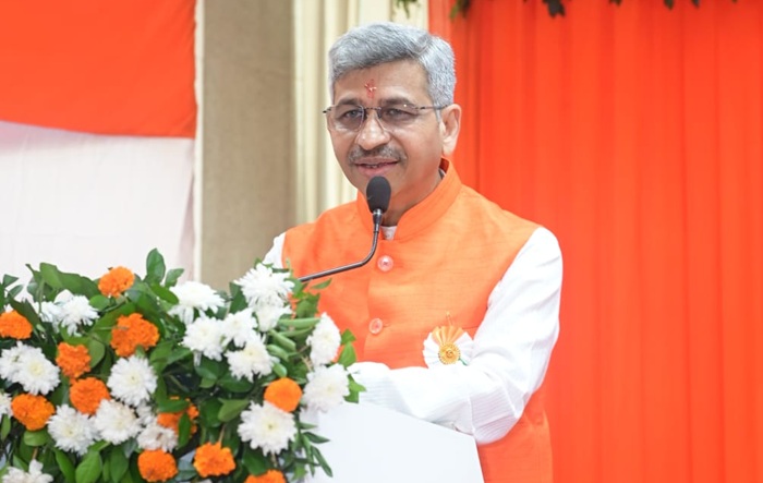 RailTel CMD hoists national flag